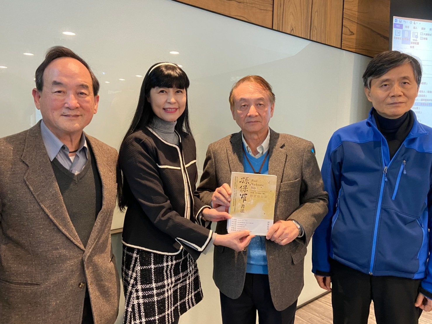 張學長夫人孫康宜女士為中研院第31屆院士，同時捐贈中文著作「一粒麥子」及「孫保羅書法：附書信日記」二書