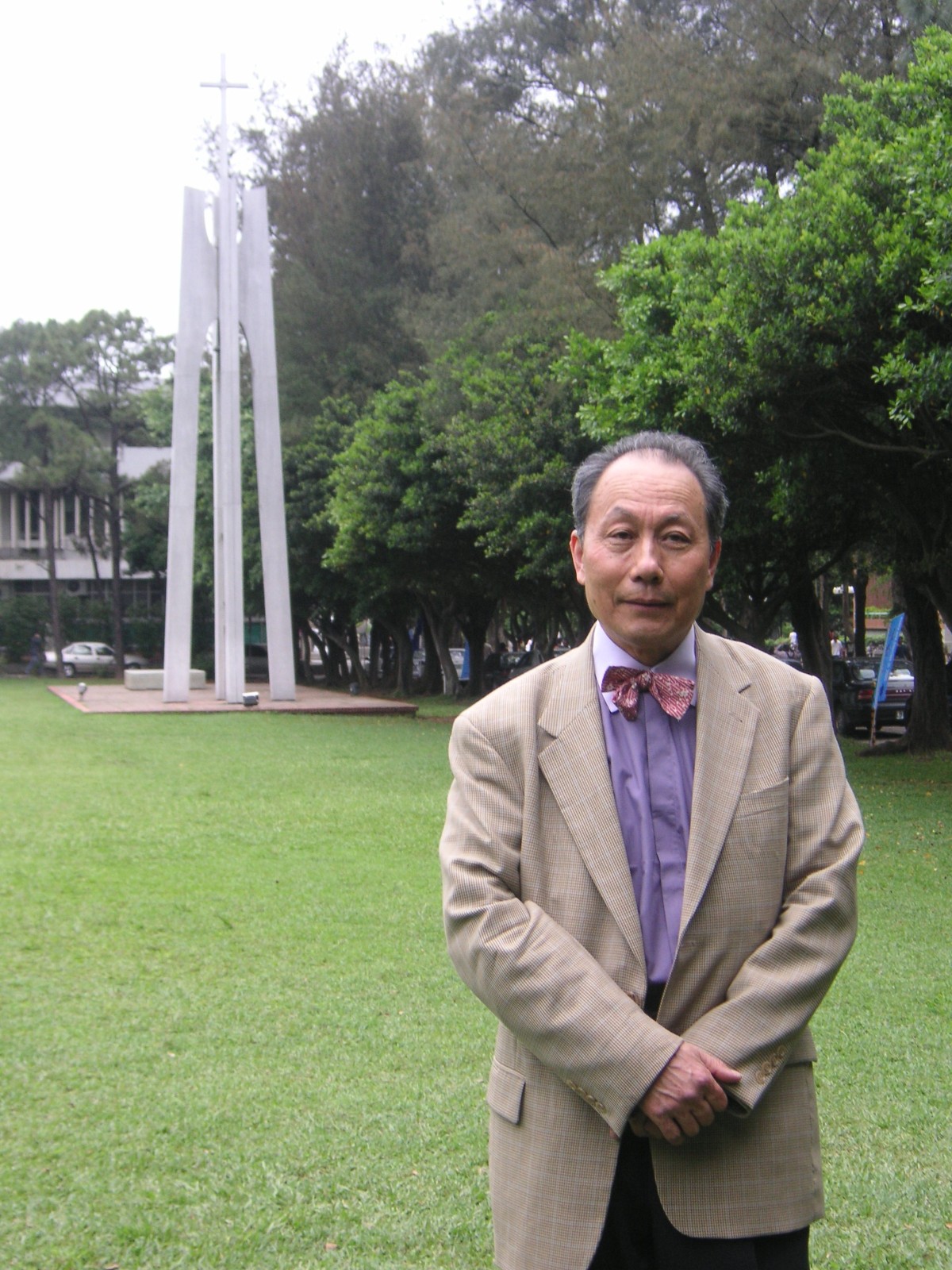 張欽次學長與母校最深的淵源是大草坪上的十字架鐘塔