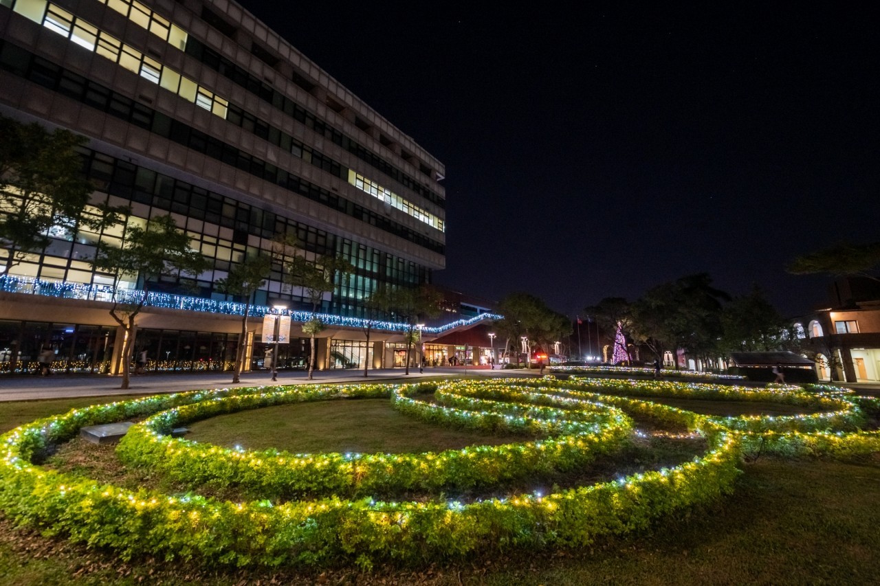 今年中原大學的聖誕佈置除了有固定矗立在懷恩樓前的十公尺高聖誕樹外，五環草坪也裝上了閃閃發光的燈飾