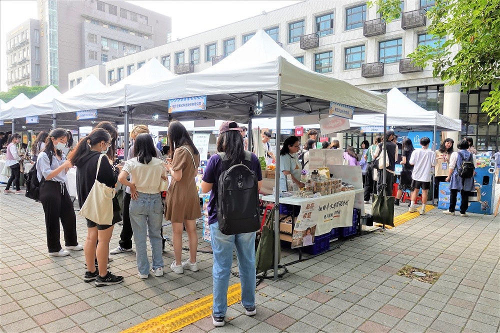 除了市集活動，中原大學創新創業發展中心也將今年第五屆創業夢想家CEO的14組團隊精彩成果進行線上展示