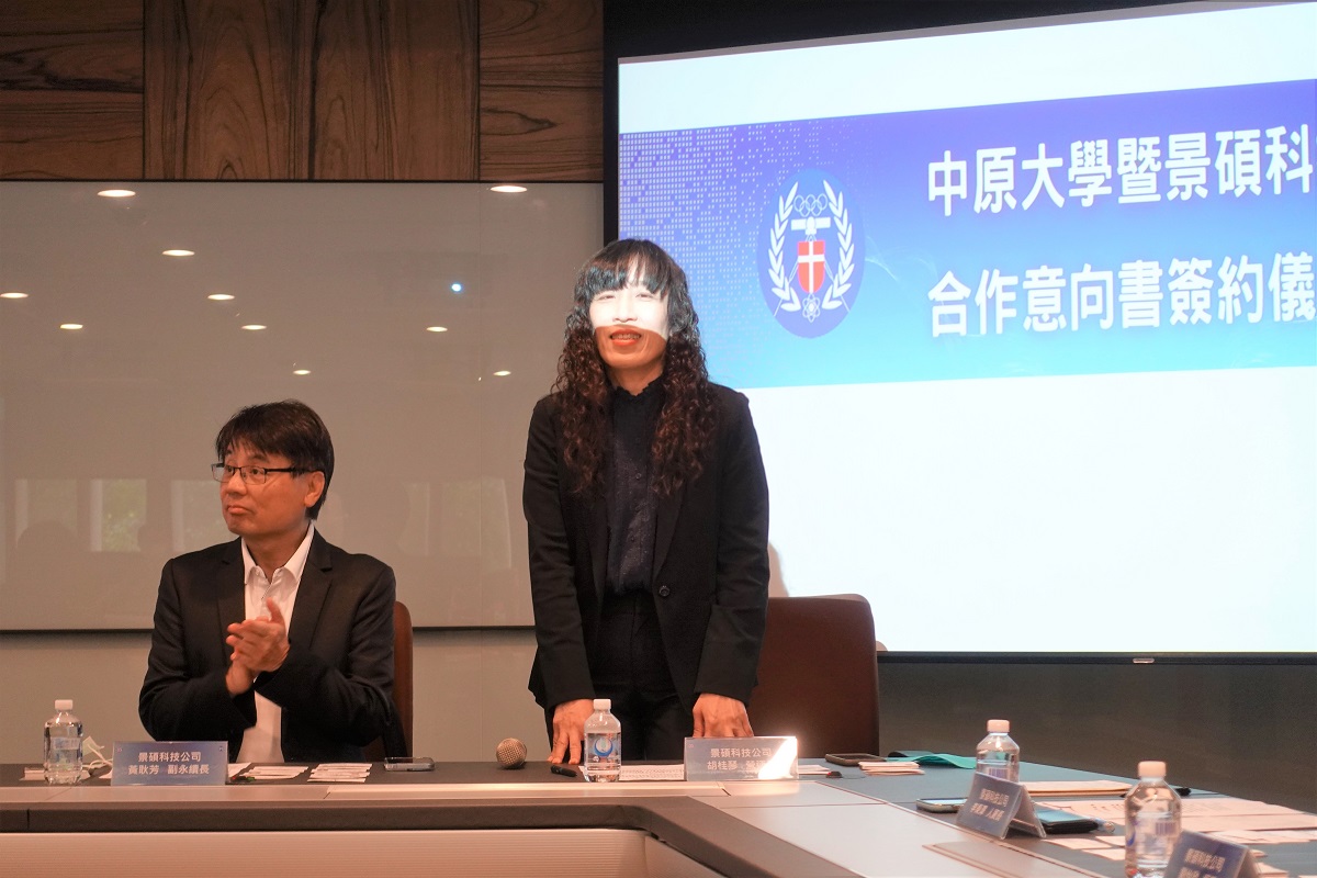 景碩科技公司營運長胡桂琴為中原大學化工系81級校友，更榮獲108年傑出校友表揚。