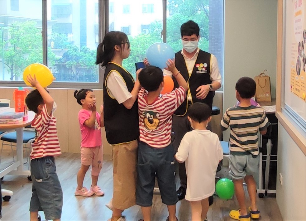 特兒家庭的父母在陪伴與養育孩子時，往往較一般家庭更加辛勞並承受各方壓力