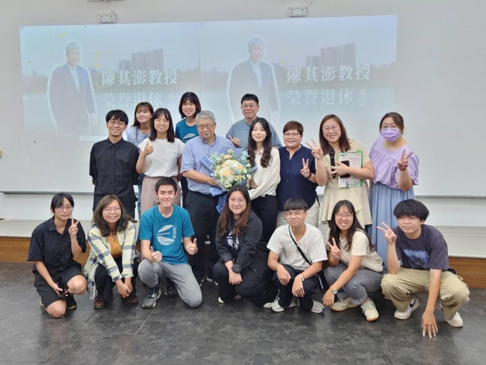 除了教職員送上誠摯祝福，許多學生也紛紛表達感激之情。