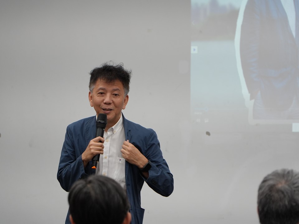 室內設計學系陳歷渝系主任在茶會中表示，感謝陳教授對中原大學的付出與貢獻