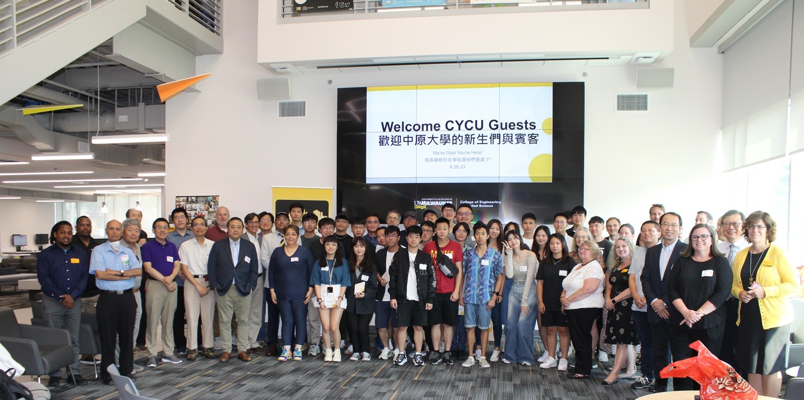 美國威大台灣同學會會長及當地熱心台灣學生前來接機並於隔日協助導覽校園及申請各式文件，給予最溫馨的歡迎與接待。
